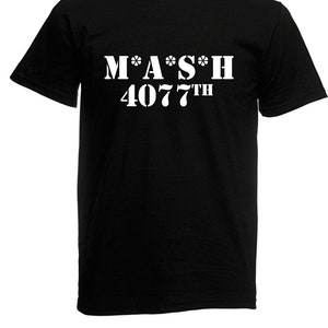 Könnte beinhalten: Schwarzes T-Shirt mit weißem Text, der "M*A*S*H 4077th" lautet.