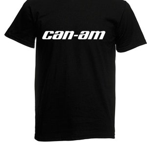 Könnte beinhalten: Schwarzes T-Shirt mit einem weißen "can-am"-Logo auf der Vorderseite.