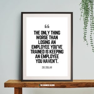 Puede incluir: Un póster de cita motivacional en blanco y negro con el texto "Lo único peor que perder a un empleado que has formado es mantener a un empleado que no has formado." - Zig Ziglar