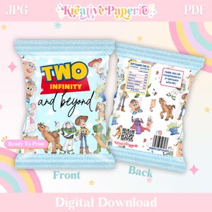 Puede incluir: Dos bolsas de regalo de fiesta con fondo azul claro y tema de Toy Story. La parte delantera de la bolsa dice "TWO INFINITY and beyond" con ilustraciones de personajes. La parte trasera dice "Happy Birthday" y "Thank you for celebrating my birthday with me!"