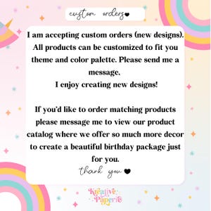 Puede incluir: Una tarjeta blanca con texto que ofrece opciones de pedidos personalizados para nuevos dise&ntilde;os, personalizables para adaptarse a un tema y una paleta de colores. La tarjeta tambi&eacute;n menciona productos a juego y un cat&aacute;logo de productos. Fondo pastel con arco&iacute;ris y estrellas.