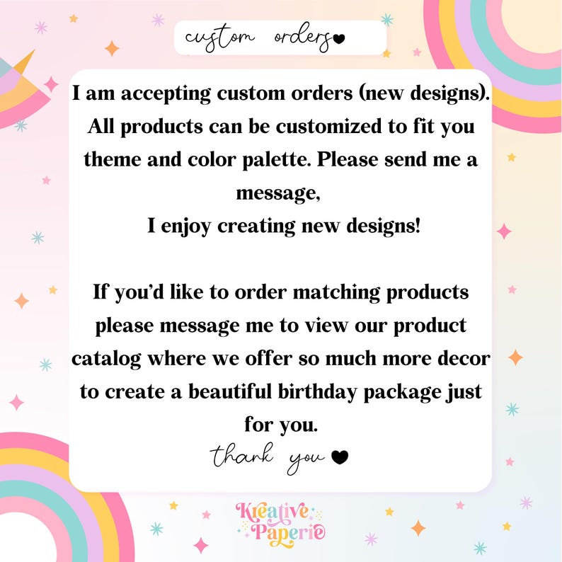 Puede incluir: Una tarjeta blanca con texto que ofrece opciones de pedidos personalizados para nuevos dise&ntilde;os, personalizables para adaptarse a un tema y una paleta de colores. La tarjeta tambi&eacute;n menciona productos a juego y un cat&aacute;logo de productos. Fondo pastel con arco&iacute;ris y estrellas.