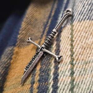 Beschrifteter Broken Sword Pin, Patina Metallbadge, Walnussholz Box