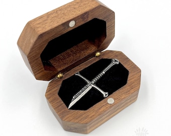 Brosche mit gebrochener Klinge, Fantasy Elfen Schwert Anstecker, Brosche mit gebrochener Klinge in Schmuckschatulle aus Nussbaum Holz
