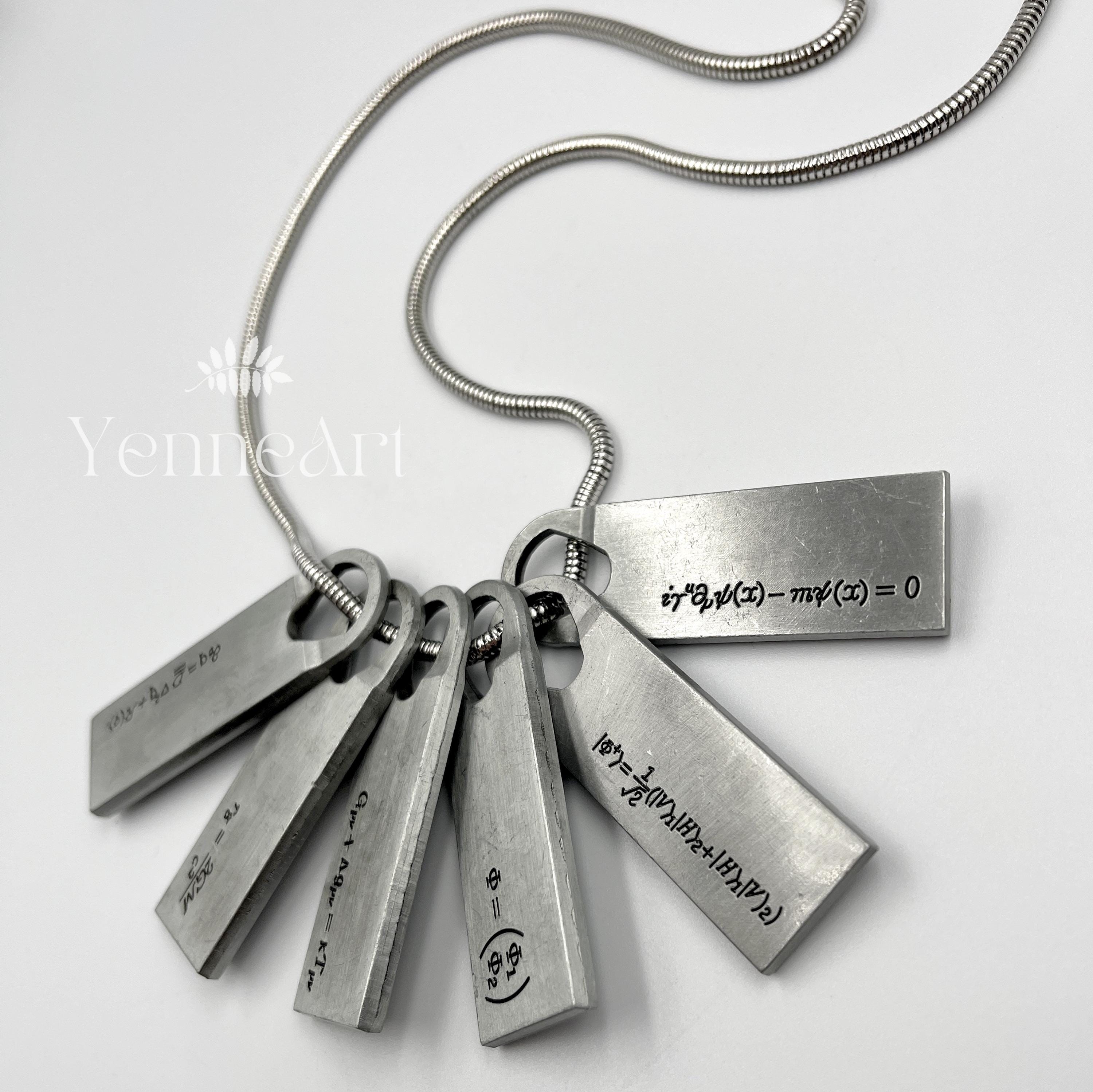 デス・ストランディング 両面ネックレス、Q-Pid メダリオン、サム