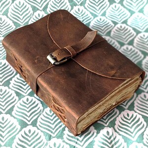 Diario in pelle vintage con chiusura a lucchetto, libro delle ombre, grimorio, diario, quaderno di scrittura di viaggio, album da disegno, carta con bordo frastagliato, regali di anniversario