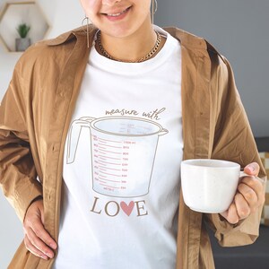 Maß mit Liebe Shirt, Baking Shirt, Geschenk für Baker, Baker Shirt, Baking Tshirt, Tshirt für Baker, Baking Tshirt