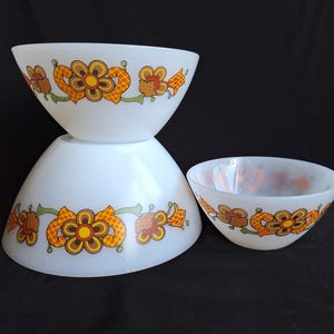 Nest of 3 Retro Pyrex Bowls Jena Glass
