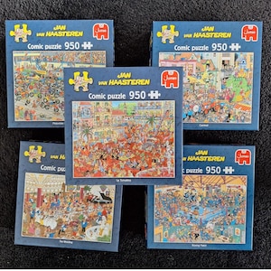 Peut inclure: Cinq boîtes de puzzles comiques Jan van Haasteren, chacune contenant 950 pièces. Les boîtes bleues présentent des illustrations de dessins animés colorées et détaillées de scènes animées, dont un mariage, un match de boxe et un carnaval.