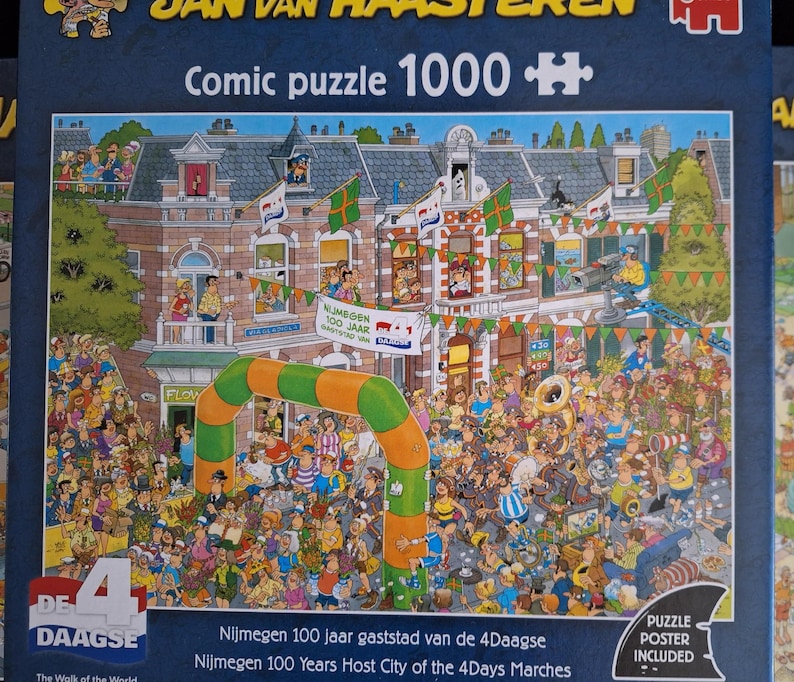 May include: A 1000-piece jigsaw puzzle with a detailed comic illustration of a bustling street scene. The puzzle includes text that reads "Comic puzzle 1000+" and "Nijmegen 100 jaar gaststad van de 4Daagse". The image is filled with people, buildings, and an archway.