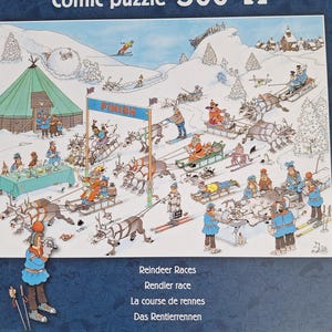 Puede incluir: Una taza de cer&aacute;mica blanca con un asa negra y el texto "But First, Coffee" en un estilo manuscrito. La taza est&aacute; sobre una superficie blanca. La taza mide 10 cm de alto.