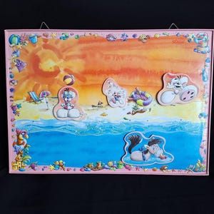 Könnte beinhalten: Ein gerahmtes Kinderkunstwerk mit einer Strandszene mit Zeichentrickfiguren. Das Kunstwerk hat einen rosa Rahmen und zeigt einen sonnigen Strand mit Zeichentricktieren, die das Wasser genießen. Der Hintergrund hat einen Farbverlauf von Orange und Gelb, mit blauem Wasser und einem Sandstrand.