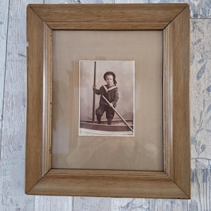 Ancien cadre avec l'image d'un garçon en marin