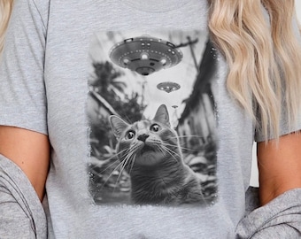 Cat UFO Funny Tshirt, Retro 90s Alien Graphic Shirt, Cute Vintage Style Tee,  Cool Cat Meme T-Shirt, Cat Selfie Alien Abduction Gift Tee