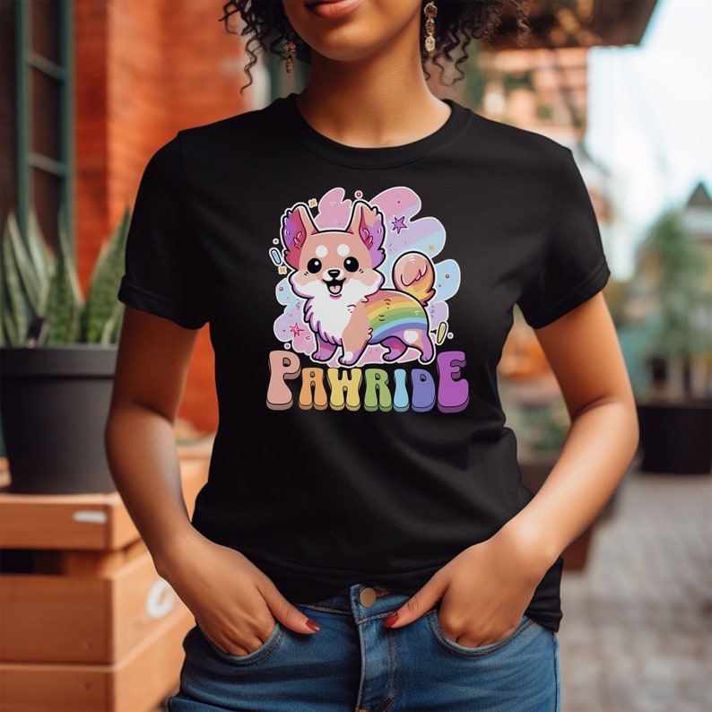Puede incluir: Camiseta negra con un chihuahua de dibujos animados con una cola arco&iacute;ris y el texto "PAWRIDE" en letras arco&iacute;ris.