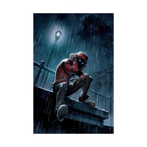 Könnte beinhalten: Eine Person mit Kapuze sitzt auf einer Kante im Regen und blickt nach unten. Die Person trägt einen roten Kapuzenpullover mit einem Aufdruck auf der Vorderseite, schwarze Hosen und schwarze Schuhe. Der Hintergrund ist eine dunkle, regnerische Stadtstraße.