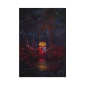 Può includere: Un dipinto artistico di una scena misteriosa in una foresta oscura. Una struttura rossa e luminosa con una parte superiore dorata si trova vicino a un corpo d'acqua, che riflette la luce. Il fogliame circostante è un mix di verdi scuri e rossi.
