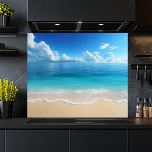 Puede incluir: Una vibrante escena de playa con un cielo azul brillante con nubes blancas, agua turquesa y una orilla arenosa. La imagen captura la serena belleza del océano y la playa.