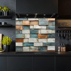 Op de afbeelding: Een keukenachterwand met een modern, geometrisch ontwerp. De achterwand is gemaakt van tegels in tinten blauw, grijs en oranje. De tegels zijn in een verspringend patroon gelegd, wat een unieke en opvallende uitstraling creëert.