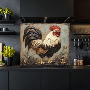 Puede incluir: Un gallo colorido con cresta y barbillas rojas se encuentra sobre un fondo texturizado con plantas verdes y flores. El gallo es un diseño 3D con un esquema de color negro, blanco y marrón.