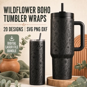 Könnte beinhalten: Zwei schwarze Becher mit Wildblumen-Gravuren, einer schlank und einer mit Henkel und Strohhalm. Der Text lautet: WILDFLOWER BOHO TUMBLER WRAPS, 20 DESIGNS | SVG PNG DXF und DIGITAL LASER FILE BUNDLE. Die Becher zeigen Blumen- und Schmetterlingsmuster.