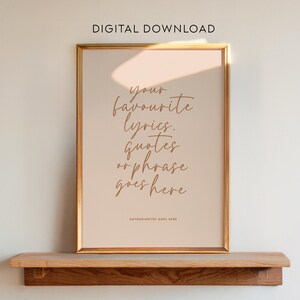 Peut inclure: Une affiche rectangulaire verticale dans un cadre doré fin avec le texte "DIGITAL DOWNLOAD" en haut. Le centre présente le texte cursif "your favourite lyrics. quotes or phrase goes here" et "AUTHOR/ARTIST GOES HERE" en brun.