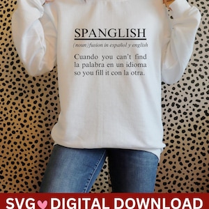 Könnte beinhalten: Weißer Pullover mit dem Text "SPANGLISH (noun) fusion in español y english Cuando you can't find la palabra en un idioma so you fill it con la otra."  SVG DIGITAL DOWNLOAD ist ebenfalls im Bild enthalten.