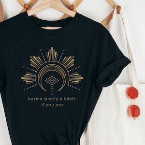 Karma ist nur eine Bitch, wenn du bist ** Unisex T-Shirt, Yoga Shirt, Boho Hippie Kleidung, Celestial Grafik T-Shirt, ironisches Shirt, spirituelles Geschenk