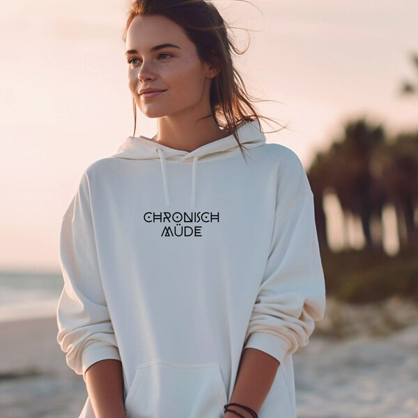 CHRONISCH MÜDE ("Chronisch müde.") - Kapuzen-Sweatshirt mit deutscher Phrase in geometrischer ethnischer Schrift