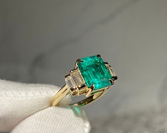 Colombian Emerald & Baguette Ring • Engagement Ring • Moissanite Channel Setting • Fine gifting jewelry • 18k Solid Gold
