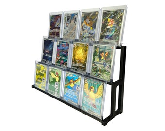 Könnte beinhalten: Ein schwarzer Metallständer mit zwei Ebenen hält eine Sammlung von durchsichtigen Plastikkartenhaltern, die jeweils eine andere Pokemon-Sammelkarte zeigen. Die Karten zeigen verschiedene Pokemon-Charaktere, darunter Pikachu, Glurak und Bisasam.