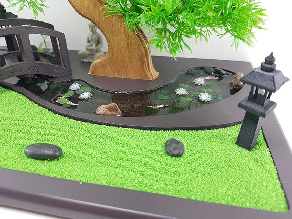 Giardino Zen Miniatura da Tavolo Rettangolare 40 x 20 cm con Buddha, Bonsai  e Laghetto in Resina. Personalizzabile. -  Italia