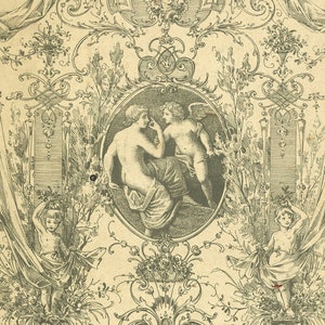 Op de afbeelding: Een antieke prent met een gedetailleerd rococo-ontwerp. Het kunstwerk bevat een centrale ovale scène met figuren, omgeven door bloemen- en krulpatronen, cherubijnen en gedrapeerde elementen. De tekst "Vlak-versiering met rokoko motieven" staat bovenaan.
