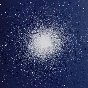 Peut inclure: Une photographie en noir et blanc d'un amas d'étoiles dans la constellation d'Hercule. L'image montre un amas dense d'étoiles sur un fond bleu foncé. Le texte "L'AMAS STELLAIRE (M. 13) de la constellation d'Hercale." est en bas de l'image.