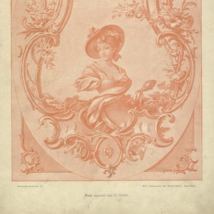 Op de afbeelding: Een vintage illustratie van een vrouw met een hoed, omlijst door een decoratieve ovaal met ingewikkelde rococo-versieringen. De afbeelding is gedrukt in roze en witte tinten op een crèmekleurige achtergrond.