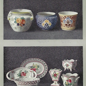 Op de afbeelding: Een assortiment vintage keramische stukken, waaronder vazen en plantenbakken, wordt gepresenteerd tegen een donkere achtergrond. De collectie toont bloemen- en geometrische ontwerpen in verschillende kleuren, die de kunst van de faiencerie laten zien.