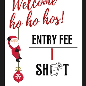 Puede incluir: Un cartel blanco con texto rojo que dice "Welcome ho ho hos!" y texto negro que dice "ENTRY FEE 1 SHOT" con una imagen de dibujos animados de Papá Noel colgando de una cuerda con un adorno rojo en la parte inferior. El tiro está representado por un vaso con una rodaja de lima.