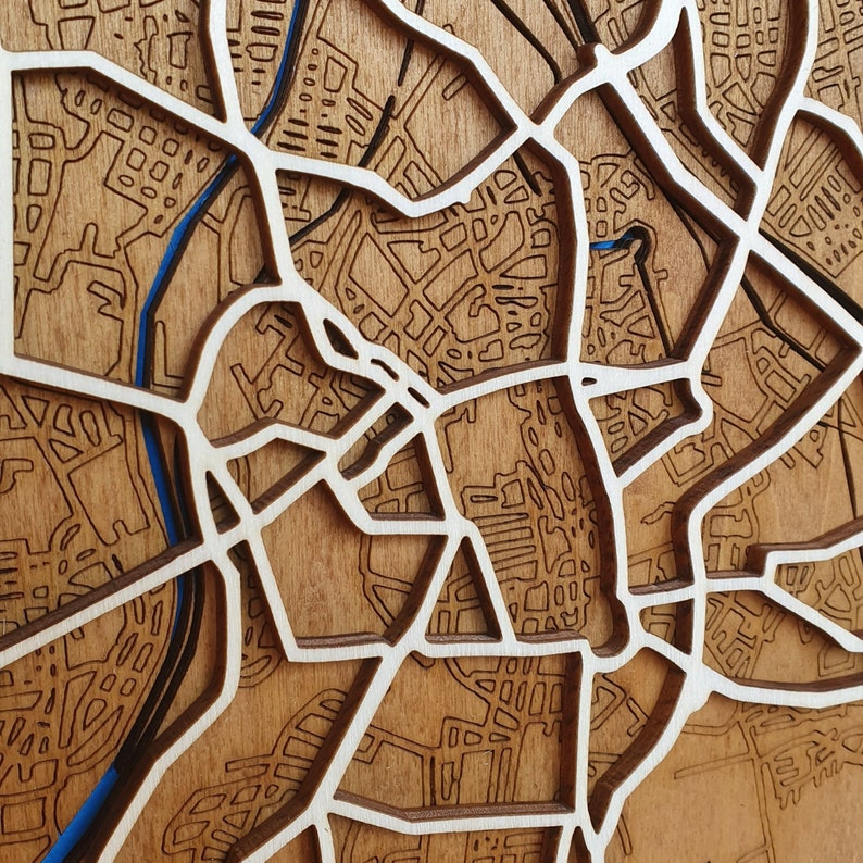 Augsburg Karte aus Holz mit 3D Effekt Personalisierbar mit Herz und Wunschtext Bild 3