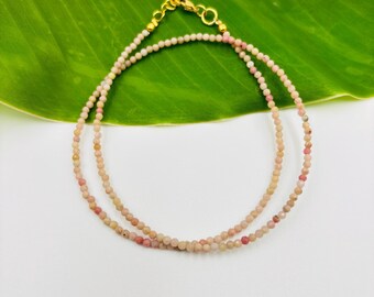 Natürlicher Pink Opal Glow Edelstein | 2 mm facettierte Edelstein-Halskette | Verstellbarer Choker | Zierliche Perlen Schmuck | Elegantes Geschenk für Frauen