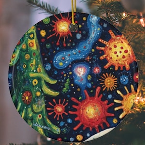 Peut inclure: Une boule de Noël ronde avec un motif abstrait coloré. La boule présente une forme d'arbre verte, des volutes bleues et rouges, et des étoiles jaunes et orange. Le fond est bleu foncé.
