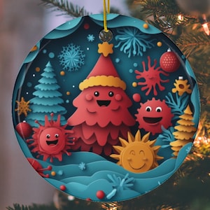 Peut inclure: Une décoration de Noël en forme d'arbre de Noël rouge et bleu avec un design découpé au papier. L'arbre porte un chapeau de Père Noël et a un visage souriant. Il y a d'autres motifs découpés au papier autour de l'arbre, notamment des flocons de neige, des étoiles et un soleil.