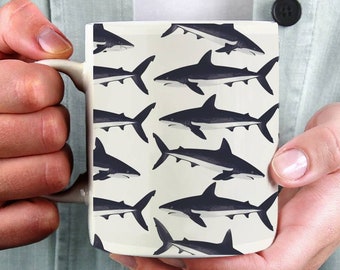 Taza de café personalizada con diseño de tiburón, ideal como regalo para amantes de la playa.