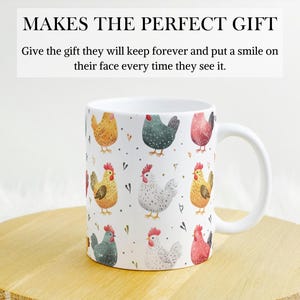 Puede incluir: Taza de cer&aacute;mica blanca con un patr&oacute;n colorido de pollos. Los pollos est&aacute;n ilustrados en un estilo acuarela con tonos de amarillo, rojo, gris y blanco. La taza tiene un asa negra.