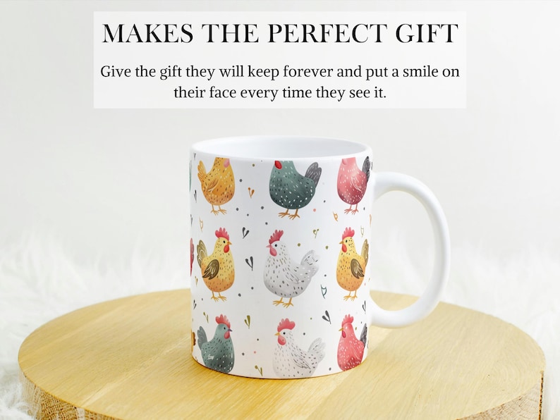 Puede incluir: Taza de cer&aacute;mica blanca con un patr&oacute;n colorido de pollos. Los pollos est&aacute;n ilustrados en un estilo acuarela con tonos de amarillo, rojo, gris y blanco. La taza tiene un asa negra.