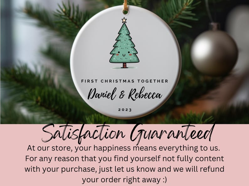 Peut inclure: Ornement de No&euml;l en c&eacute;ramique blanche avec un sapin de No&euml;l dessin&eacute; en vert et un visage souriant. L'ornement porte l'inscription "Premier No&euml;l Ensemble Daniel & Rebecca 2023".