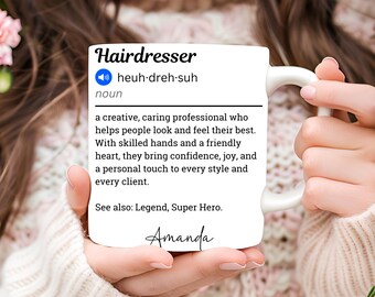 Peut inclure: Une tasse en céramique blanche avec une définition du mot "Hairdresser" et la prononciation "heuh-dreh-suh". Le texte comprend également la phrase "un professionnel créatif et attentionné qui aide les gens à avoir fière allure et à se sentir au mieux". La tasse est personnalisée avec le nom "Amanda".