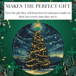 Peut inclure: Une boule de No&euml;l ronde en verre avec une image peinte d'un ciel &eacute;toil&eacute; et d'un sapin de No&euml;l avec des lumi&egrave;res. La boule est entour&eacute;e de feuillage vert.