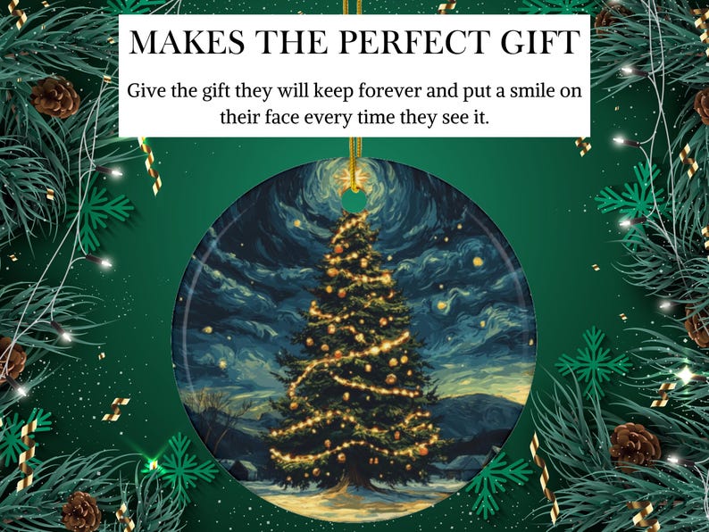 Peut inclure: Une boule de No&euml;l ronde en verre avec une image peinte d'un ciel &eacute;toil&eacute; et d'un sapin de No&euml;l avec des lumi&egrave;res. La boule est entour&eacute;e de feuillage vert.