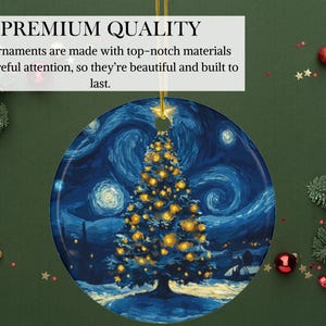 Peut inclure: Une boule de No&euml;l ronde, bleue et blanche, repr&eacute;sentant une peinture stylis&eacute;e d'un ciel &eacute;toil&eacute; de nuit avec un sapin de No&euml;l au centre. La boule est parfaite pour ajouter une touche d'art &agrave; votre d&eacute;coration de No&euml;l.