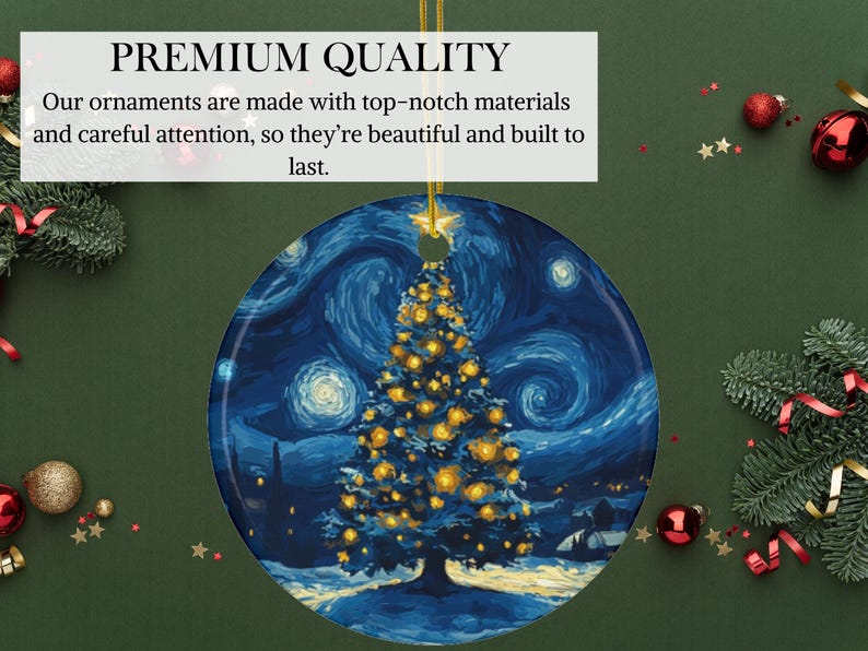 Peut inclure: Une boule de No&euml;l ronde, bleue et blanche, repr&eacute;sentant une peinture stylis&eacute;e d'un ciel &eacute;toil&eacute; de nuit avec un sapin de No&euml;l au centre. La boule est parfaite pour ajouter une touche d'art &agrave; votre d&eacute;coration de No&euml;l.